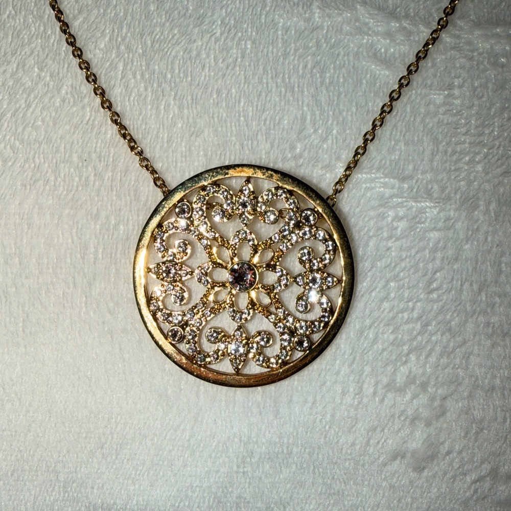 Elegant Gold Pendant Necklace